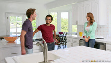 słodka brunetka siedzi na łóżku i ciągnie