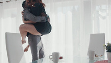 naturalne ogromne cyce i napalony brunet