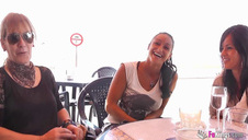 seks w salonie z białowłosą niunią