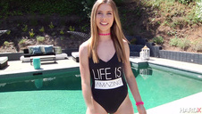 blondyn rucha ciemnowłosą ślicznotkę