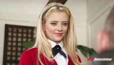 posuwa czekoladkę na łóżku