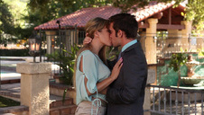 czarnowłose laski liżą się na krzesełku