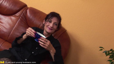 liże babce jej nieogoloną piczkę