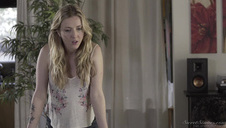 fajna pani klęczy przed czarną pałką