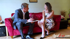 taissa dziewczyna z kutasem zachęca faceta do seksu na tarasie