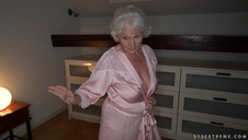 piękna blondyneczka masturbuje się w basenie