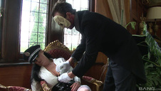 idealnie masuje swoją cipkę aż jej suty stoją