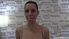 kobieta kot zlizuje bitą śmietanę z penisa