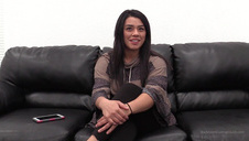 masturbuje się przy nim o poranku