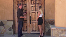 twarz słodkiej dziewczyny cała w spermie