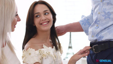 czarnowłosa babka w granatowym staniczku