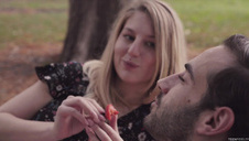 dziewczyna na łóżku pokazuje cipkę