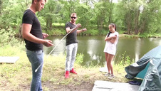 seksik z dobrą barbie na skórzanej kanapie