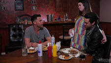 zamaskwoana laska ciągnie penisa