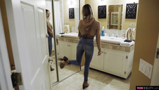 koleś nie pogardzi soczystą i okrągłą dupeczką