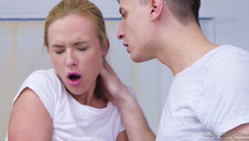 pieprzy śmiałą mamuśkę na czerwonym narożniku