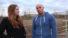 laska klęczy przed czekoladowymi penisami