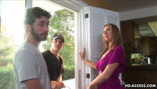 seksik na fotelu z ładnie wypinającą się brunetką