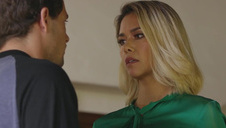 zadowolona kobitka w bieliźnie