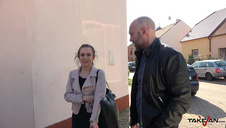 jeździ kutasem po jej ładnej szparce