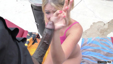 zgrabna dziewczyna z kutasami w dwóch dziurkach