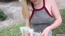 zmysłowo liże fiuta od jajek aż po grzybka