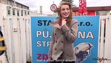 wycałował piczkę słodkiej laski na łóżku