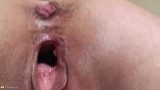 ruchanie na czerwonej kanapie przed sporą publiką