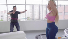 wydziarana mama pozuje nago