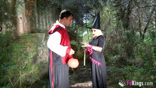 brunetka zabawia się wibrą w wannie