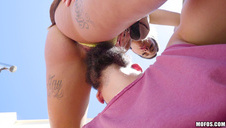 nastolatka goli cipkę i bawi się wodą