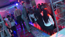 młoda laska fajnie ujeżdża pałę