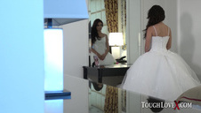 blondyn przyssał się do jej cyca