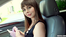 wypięta amatorka prezentuje przed nim dupsko