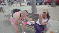 dwie laski zdejmują czarną bieliznę