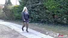 młoda brunetka wypina małą pupcię i ssie kutasa hd