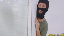 piękna blond panienka zdjemuje sexi ciuszki