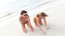 cycata mama klęczy przed facetem i ciągnie fiuta