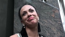 czarnowłosa pielęgniarka jest rżnięta w dupkę