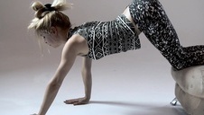 nastolatka smaruje swoją cipkę pianką