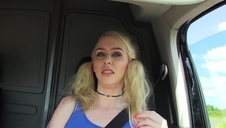 emo dziewczyna z naturalnymi skarbami