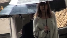 skakanie i bieganie z gołymi piersiami