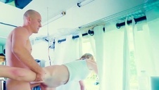 rucha jej mokrą cipkę w toalecie