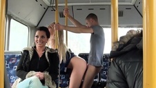 stara baba z ogromnym biustem ssie czarnego penisa