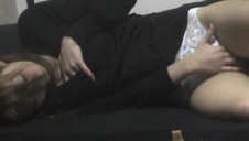 amatorka nawilża i wali jego konia