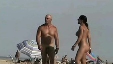 półnaga i czarnowłosa suczka pieści się przez majtki