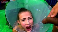 azjatka z małą zabaweczką