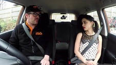 kładzie się na dojrzałej lasce i ją zapina