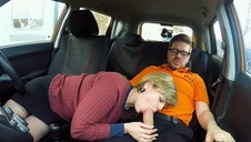 marley blaze klęczy przed czekoladowymi pałami