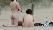 pokazuje swoją dużą dupę